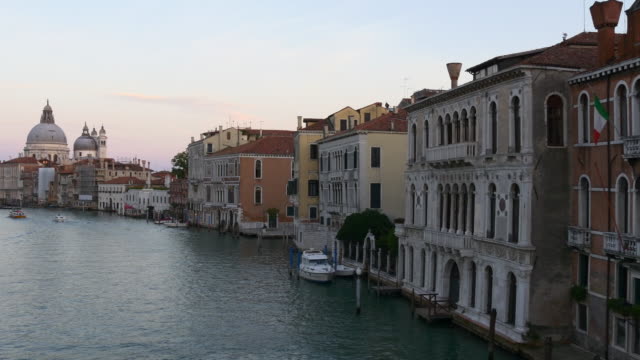 Italien-Venedig-Sonnenuntergang-berühmten-Canal-grande-Gebäude-Bucht-Panorama-4k