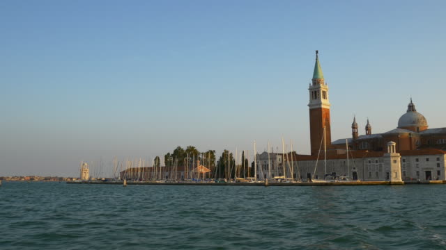 Italia-Venecia-barco-atardecer-campanile-san-giorgio-maggiore-Basílica-paseo-panorama-4k