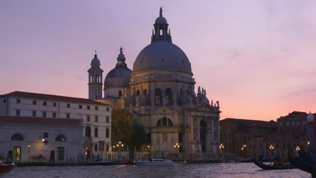 Italien-berühmten-Venedig-Santa-Maria-della-Salute-Basilika-Canal-grande-Sonnenuntergang-Panorama-4k
