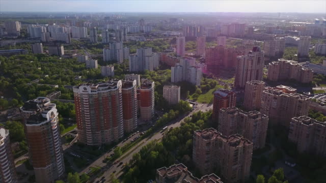 Rusia-Moscú-paisaje-urbano-ramenki-distrito-sol-luz-día-tiempo-aéreo-panorama-4k