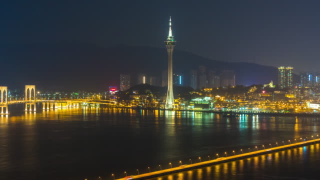 China-Nacht-Licht-berühmten-Macau-Tower-Taipa-Brücke-Straße-Panorama-4k-Zeitraffer