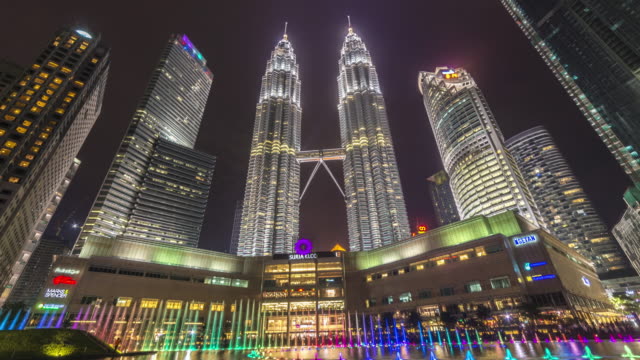 Kuala-Lumpur-noche-Time-Lapse-con-las-torres-gemelas-de-Petronas-visible.
