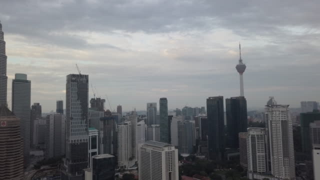 Luftaufnahmen---Petronas-Towers-und-den-KL-Tower-am-Morgen.-Flache-Farbprofil.