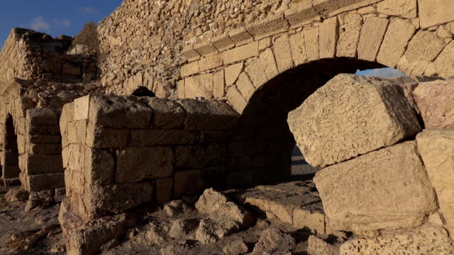 Ruinen-der-antiken-römischen-Aquädukt-in-Israel