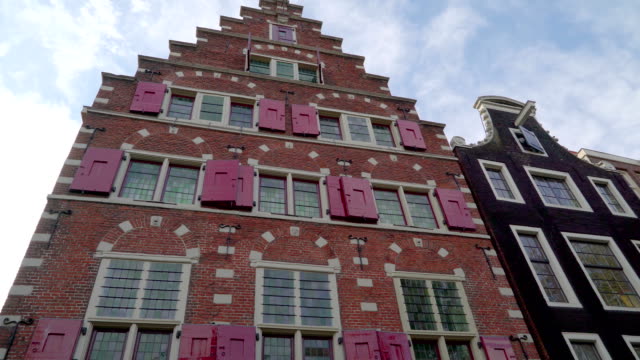 Einem-roten-Ziegelsteinen-Gebäude-in-der-Stadt-Amsterdam