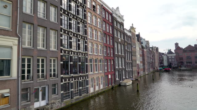Uno-de-los-muchos-canales-de-Ámsterdam