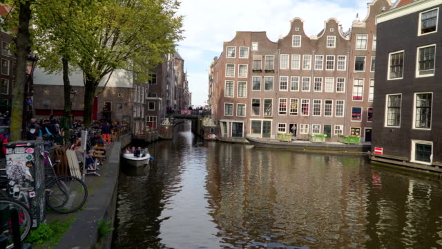 Einer-der-großen-Grachten-in-der-Stadt-Amsterdam