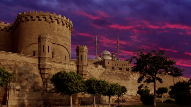 Alte-Zitadelle-in-Kairo-auf-dem-schönen-Hintergrund-Wolken-Sonnenuntergang.-Zeitraffer.-Kairo.-Ägypten.