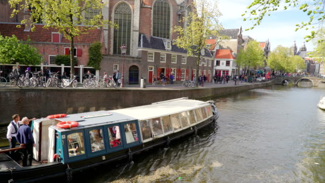 Uno-de-los-numerosos-barcos-de-crucero-en-el-gran-canal-en-Amsterdam