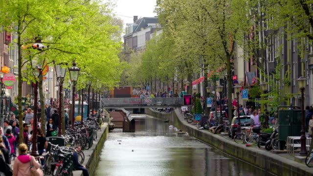 Ver-más-de-cerca-del-canal-en-la-ciudad-de-Amsterdam