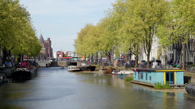 Einen-großen-Kanal-mit-dem-Docking-Boot-und-ein-Etagenbett-Haus