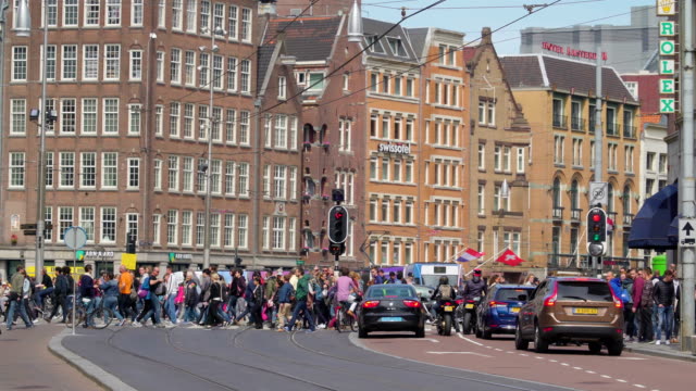 Der-viel-befahrenen-Hauptstraße-der-Stadt-Amsterdam