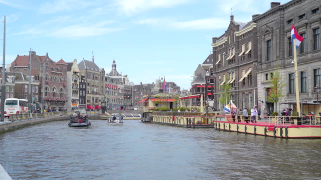 The-landscape-of-the-big-canal-and-the-buildings