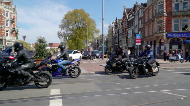 Motorradfahrer-tragen-schwarze-Jacken