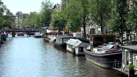 Canal-de-la-ciudad-en-la-ciudad-de-Amsterdam-con-excursión-en-barco,-4K