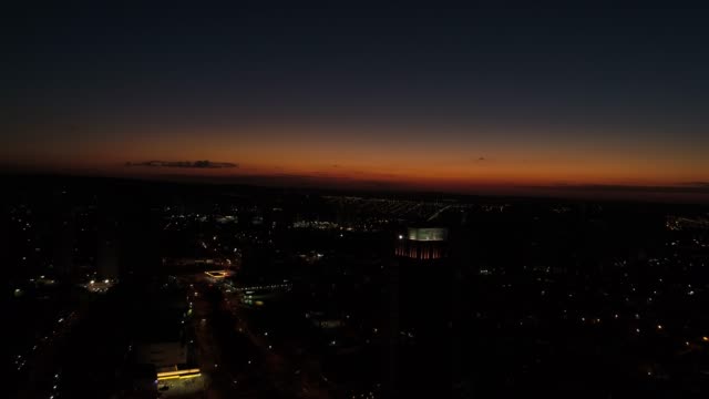 Sonnenuntergang-hinter-der-Skyline-der-Stadt---Silhouetten