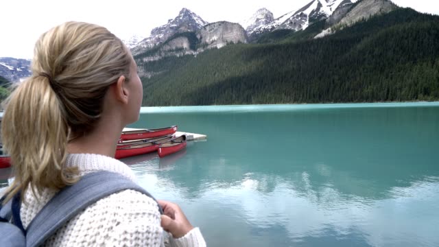 Junge-Frau,-die-Betrachtung-der-Natur-in-Lake-Louise
