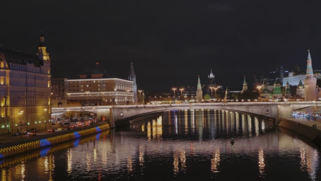 Moskwa-City.-Aufklappbare-Brücke-über-die-Moskwa-mit-Kreml-und-Roter-Platz-Blick-in-der-Nacht-vom-Zarjadje-Park.