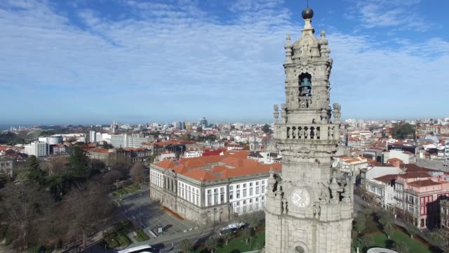 Luftaufnahme-von-Clerigos-Turm,-Porto,-Portugal