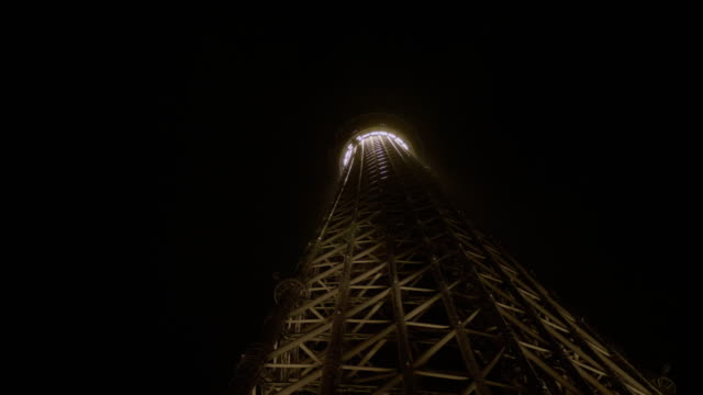 Edificios-de-árbol-de-cielo-de-Tokio-en-la-noche