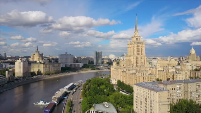 Russlands-sonniger-Tag-Moskau-Fluss-Bucht-berühmten-Gebäuden-Antenne-Stadtpanorama-4k