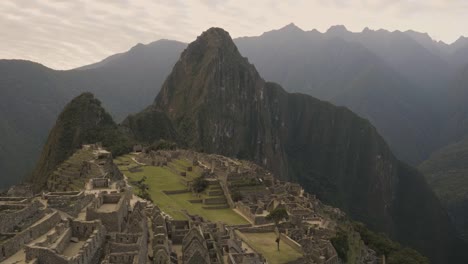 Timelapse-of-tourists-exploring-Macchupichu,-Peru