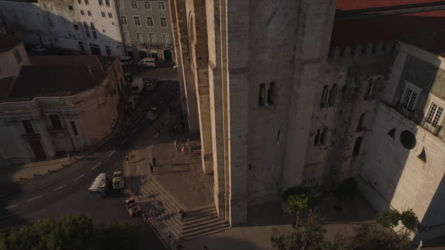 Portugal-Sonnenuntergangszeit-Lissabon-berühmten-Kathedrale-Antenne-Stadtpanorama-4k