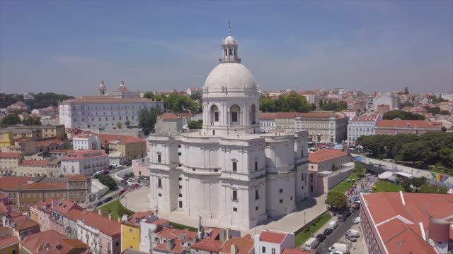Portugal-sonnigen-Tag-Lissabon-Stadtbild-Kirche-Santa-Engrácia-Top-aerial-Panorama-4k