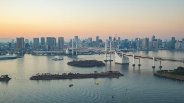 Día-a-noche-Timelapse-video-del-skyline-de-la-ciudad-de-Tokio-con-vistas-de-la-bahía-de-Tokio-en-la-ciudad-de-Tokio,-Japón-lapso-4K