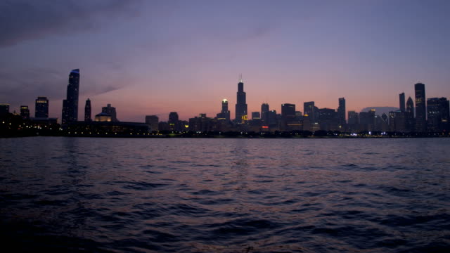Lago-Michigan-rascacielos-centro-de-la-ciudad-iluminada-por-la-puesta-de-sol-América