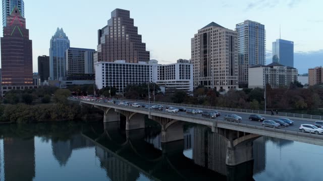 Langsam-rückwärts-zur-Gründung-Schuss-des-Verkehrs-auf-Congress-Avenue-Bridge-in-Austin