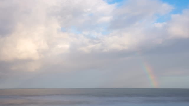 Regenbogen-und-dramatischer-Himmel-des-Atlantischen-Ozeans-timelapse