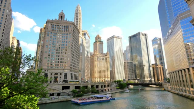 Chicago-Wolkenkratzer-reflektieren-Sonnenuntergang-auf-ihrer-Fassaden-Zeitraffer
