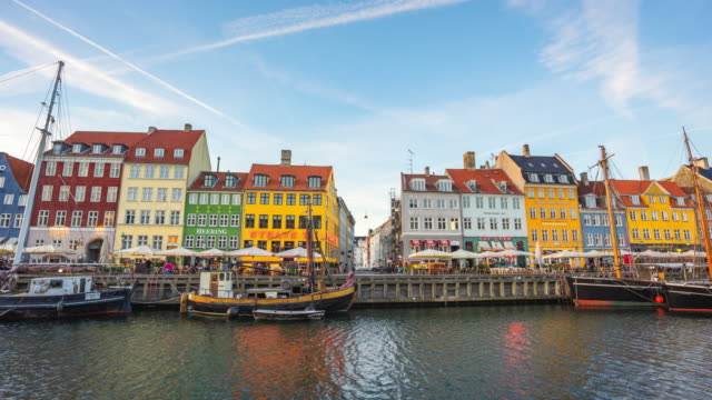 Lapso-de-tiempo-del-puerto-de-Nyhavn-con-canal-en-Copenhague,-Dinamarca