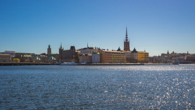 Zeitraffer-Video-von-Stockholm-Skyline-der-Stadt-mit-dem-Meer-und-Fähre-in-Schweden,-Zeitraffer-4K