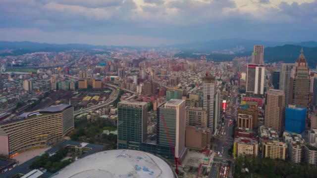 paisaje-de-atardecer-cielo-taipei-aérea-panorama-4k-timelapse-Taiwán