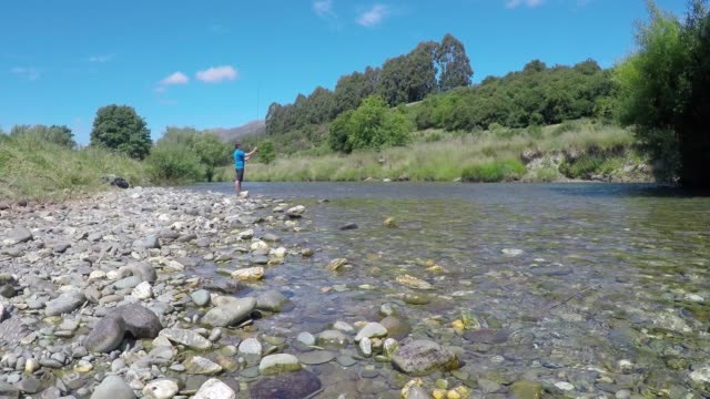 Mosca-de-hombre-de-pesca-en-el-río-Mataura-región-de-southland-de-la-isla-sur-de-Nueva-Zelanda