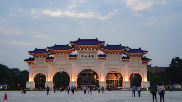 Amanecer-en-el-Salón-Memorial-de-Chiang-Kai-Shek.-La-puerta-principal-en-la-noche-con-desconocidos-turistas-caminando.
