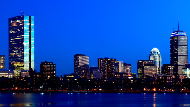 Zeitraffer-von-der-Skyline-von-Boston-über-den-Hafen-bei-Nacht