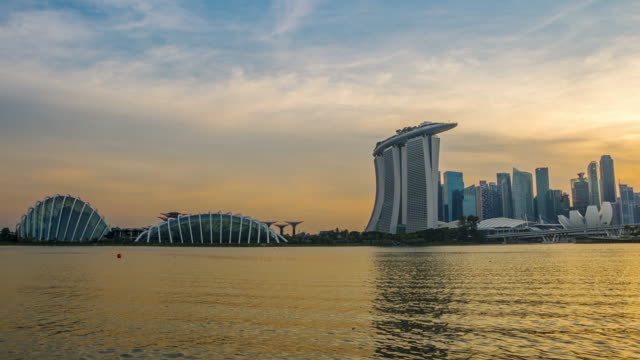 Sunset-Sky-und-die-Lichter-der-Wolkenkratzer-in-Singapur.-Zeitraffer