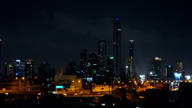 Ciudad-inteligente.-Edificios-barrio-y-rascacielos-financieros.-Vista-aérea-de-la-zona-centro-de-la-ciudad-de-Bangkok-por-la-noche,-Tailandia.