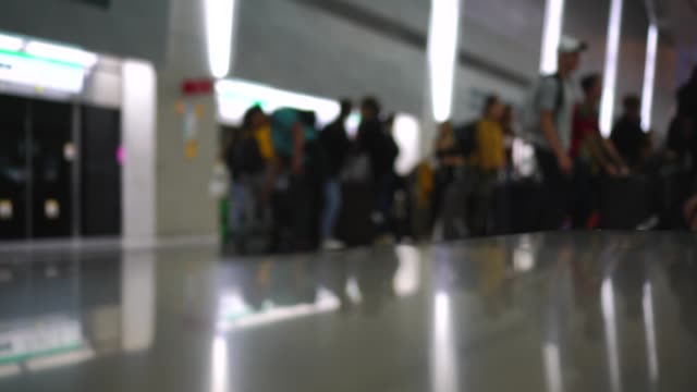Reisenden-Passagiere-im-Flughafen-transit-terminal-zu-Fuß-mit-Gepäck-Gepäck-reisen-gehen.-Reisen-Geschäftsleute-unscharf-und-verschwommen-im-Hintergrund:-4-k
