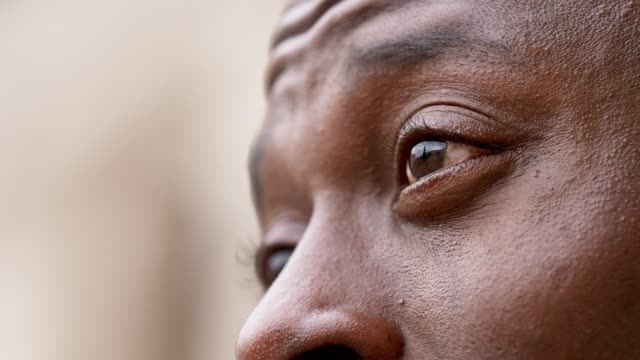 Schwarze-afrikanische-Mann-in-die-Augen-schauen-um-Makro