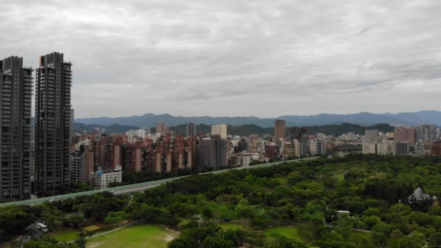 Right-pan-of-Taipei-cityscape