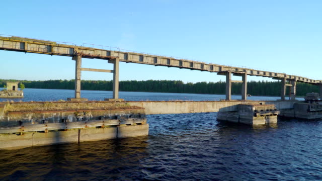Un-puente-de-tiempo-concreto-en-el-puerto-de-puerto-en-Estonia-Hara
