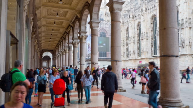 Italia-Milán-ciudad-famosa-duomol-atestado-galleria-Plaza-panorama-4k-timelapse
