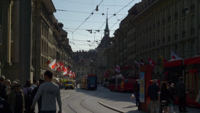 Der-Schweiz-Sonnentag-Bern-Stadt-Verkehr-Haupt-Straße-Panorama-4k