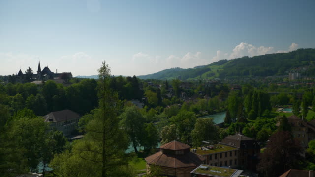 Punto-de-vista-famosa-del-día-soleado-de-la-ciudad-de-Suiza-Berna-panorama-del-castillo-de-Museo-4k