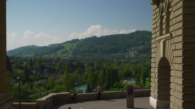 Der-Schweiz-sonnigen-Bern-Stadt-berühmten-Aussichtspunkt-Fluss-und-Schwimmbad-Panorama-4k