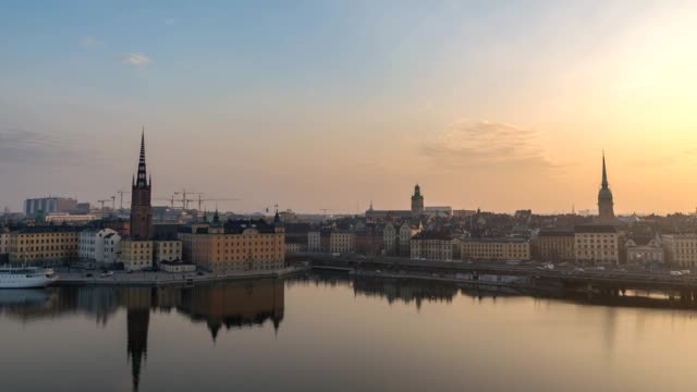 Stockholm-city-skyline-timelapse-en-Gamla-Stan-y-Slussen,-Stockholm-Suecia-4K-Time-Lapse